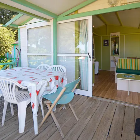 2 Bedroom Lovely Stacaravan In